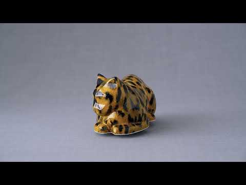 
                  
                    Load and play video in Gallery viewer, HydroGraphics Pet Urn For Cat | Spotted Light | Ceramic
                  
                