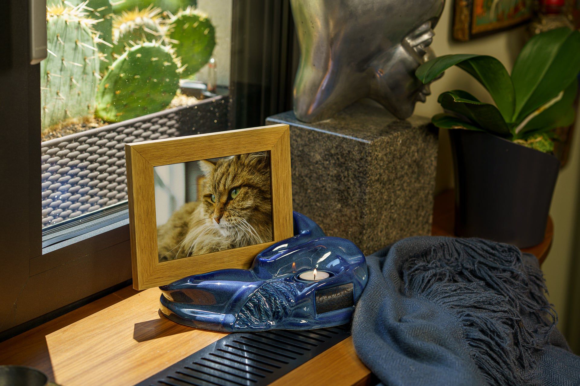 Modern pet urn with photo frame by online HUVE collection