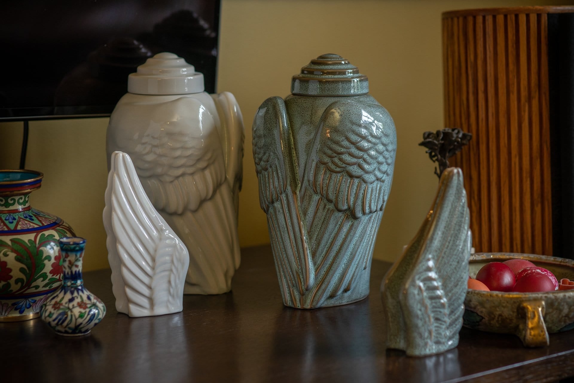 Angel wing outlet urn